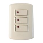 INTERRUPTOR TRIPLE CON LUZ PILOTO EMPOTRAR 10 AMP - 125V BEIGE "KOBM-7313P"